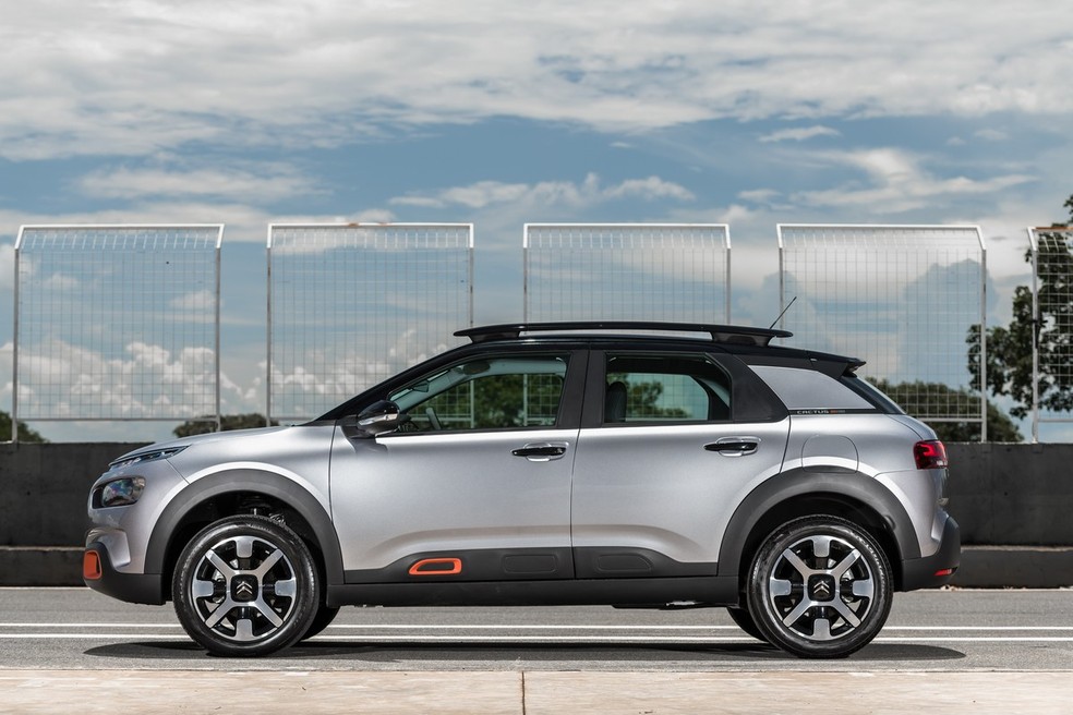 Citroën C4 Cactus tem entre-eixos maior que de um Jeep Renegade, mas porta-malas pequeno — Foto: Divulgação
