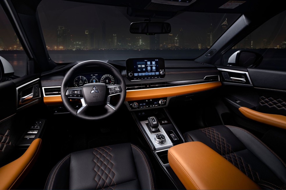 Interior das portas dianteiras e traseiras do Mitsubishi Outlander PHEV 2026 também são revestidas em couro — Foto: Divulgação
