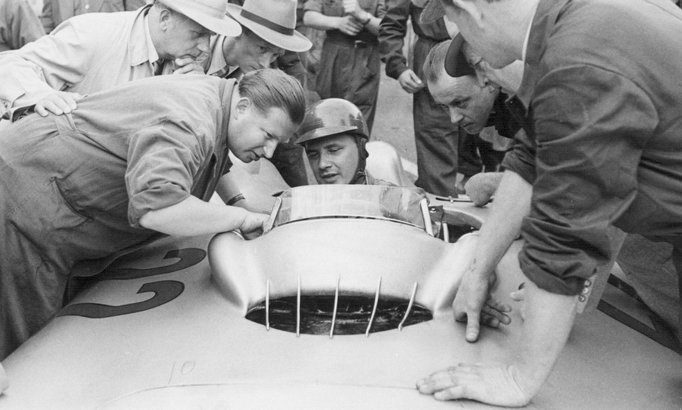 Juan Manuel Fangio venceu a temporada de 1954 da Fórmula 1 com o Mercedes W196R — Foto: Reprodução/Memória F1