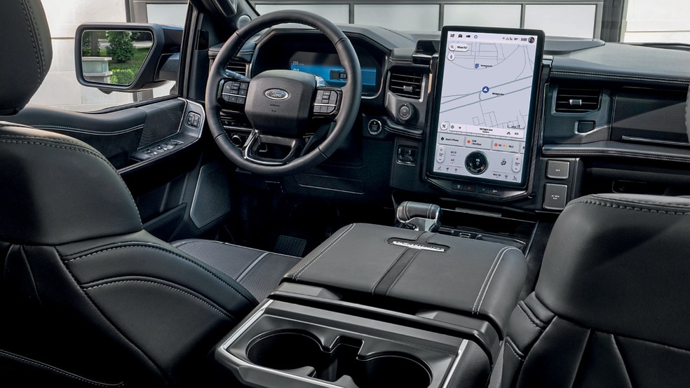 Ford F-150 Lightining - Tela vertical de 15,5 polegadas é o diferencial da versão elétrica  na cabine — Foto: Divulgação