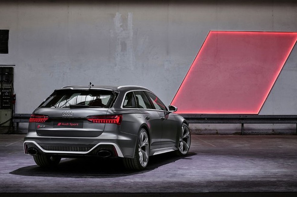 A traseira tem lanternas de LED e dupla saída de escapamento em formato oval (Foto: Divulgação) — Foto: Auto Esporte