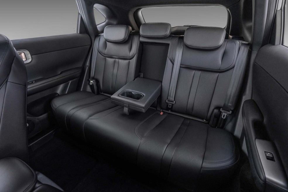 Chevrolet Captiva EV 2026 tem bom acabamento interno, com muito material sensível ao toque  — Foto: Divulgação