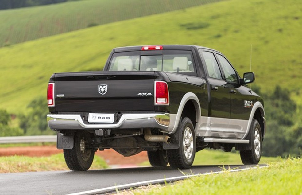 Até mesmo o vigia traseiro da RAM 2500 é acionado eletricamente (Foto: Divulgação) — Foto: Auto Esporte