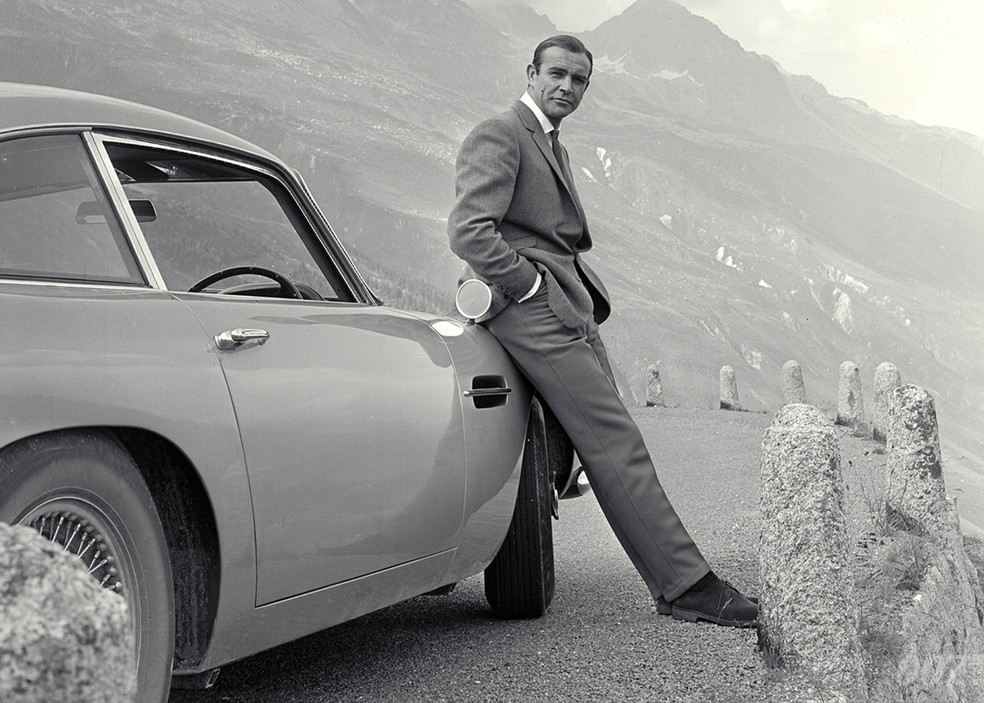 Aston Martin DB5 com James Bond, personagem de Sean Connery, em 007 Contra Goldfinger — Foto: Divulgação