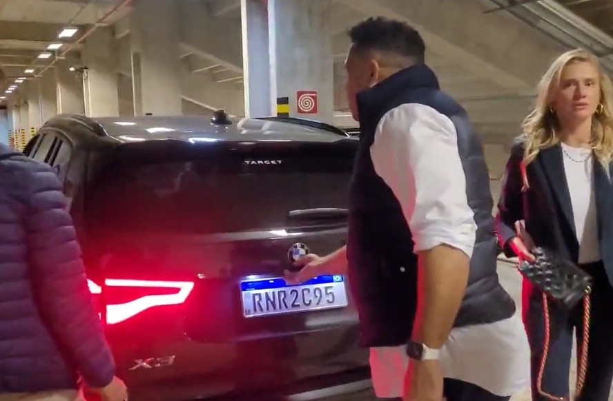 Ronaldo Fenômeno é flagrado levando passageiro no porta-malas de seu carro