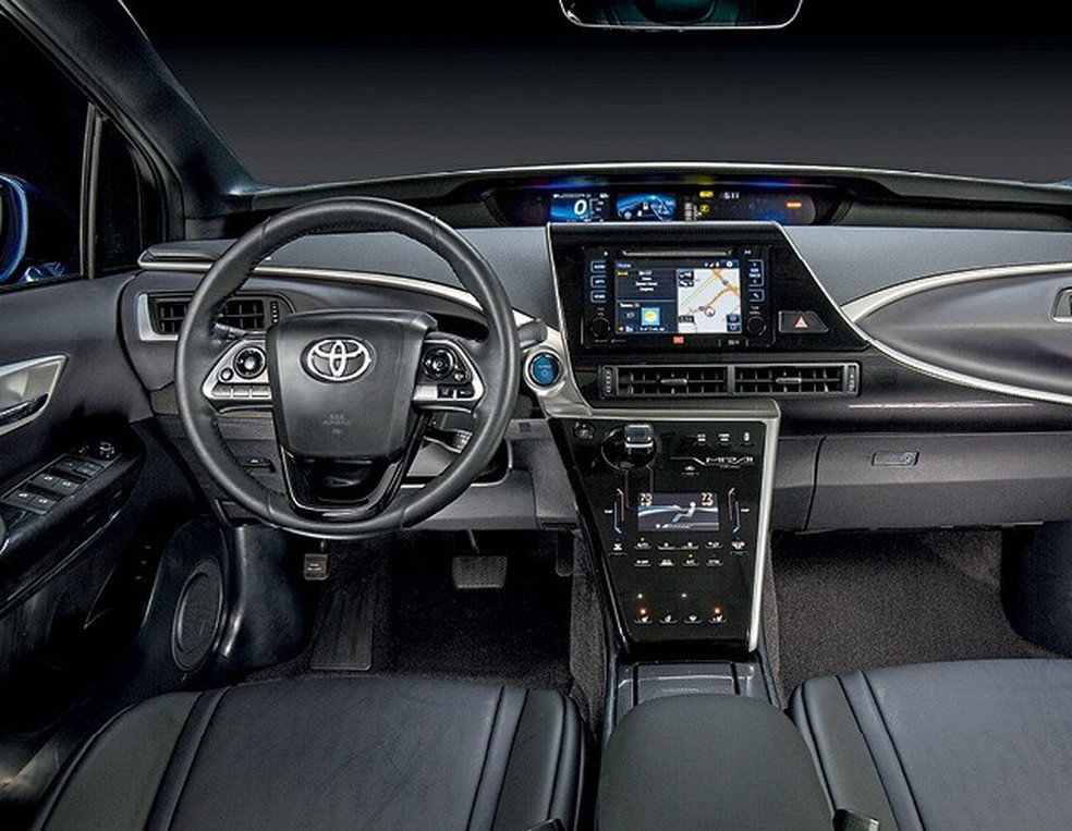Painel modernista lembra o do Prius; botão H2O libera a água produzida pela reação eletroquímica — Foto: Auto Esporte