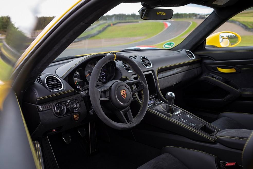 Interior é revestido do que a Porsche chama de Race-Tex, um material parecido com o tradicional Alcântara — Foto: Divulgação