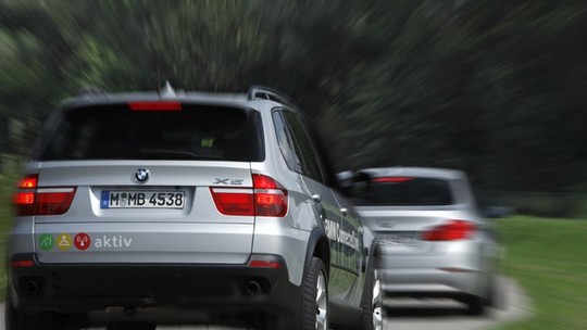 Pisou no freio e o pedal tremeu? Se seu carro tem ABS, está tudo certo