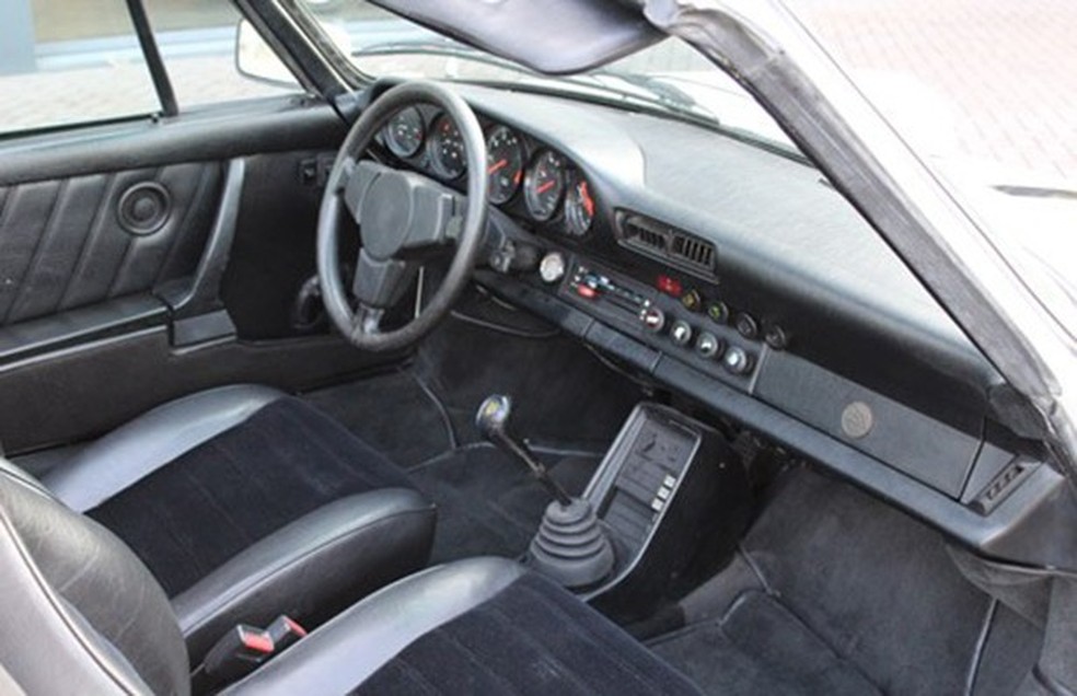 O interior é sisudo, com bancos em tecido e curvim (Foto: Divulgação) — Foto: Auto Esporte