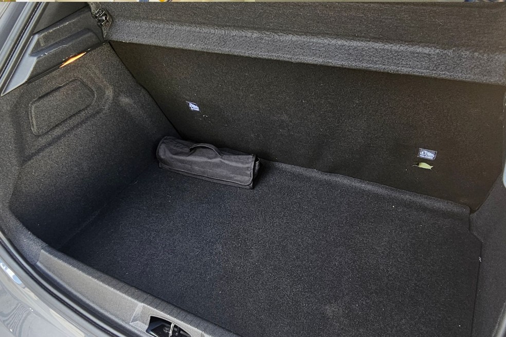 Capacidade do porta-malas do Peugeot 208 é menor em relação aos principais concorrentes  — Foto: Jady Peroni/Auto News Brasil