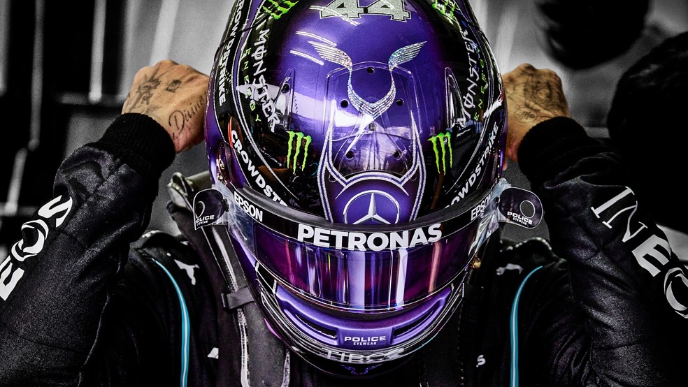 Ao contrário do capacete do ano passado, este ano o roxo está mais claro para ter maia destaque — Foto: Divulgação Mercedes F1