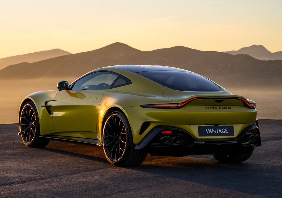 Aston Martin Vantage tem saídas de escapamento quádruplas  — Foto: Divulgação