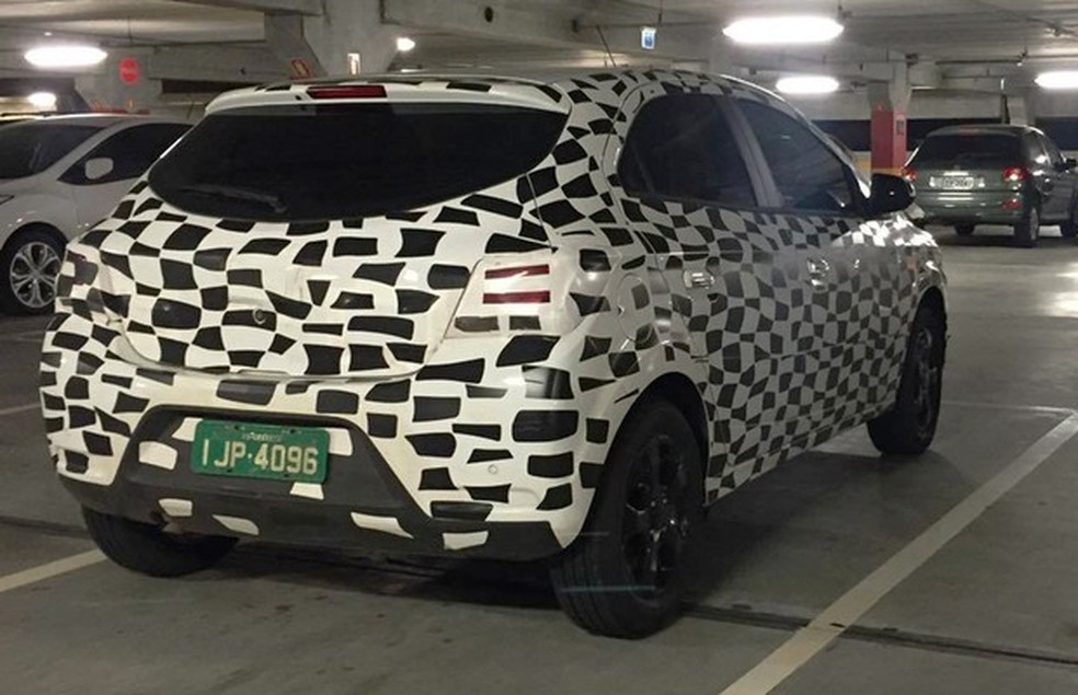 Chevrolet Onix reestilizado é flagrado em shopping de Porto Alegre (Foto: Rodrigo Gil) — Foto: Auto Esporte