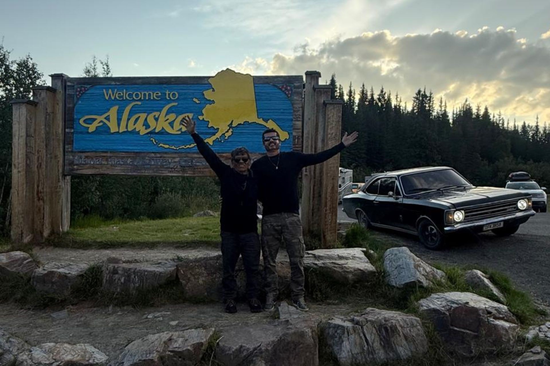 Pai e filho viajam 44 mil km do Brasil ao Alasca em Chevrolet Opala 1973