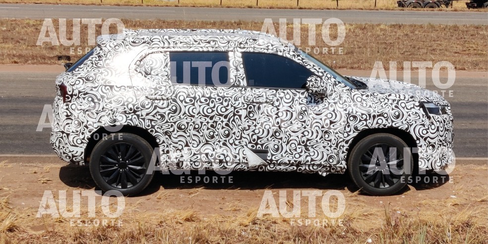 Honda WR-V tem linha de cintura alta e capô horizontal — Foto: Ragner Medeiros/Auto News Brasil
