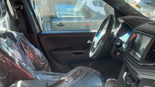 Volkswagen Amarok 2025 tem nova multimídia e interior que parece de 2010