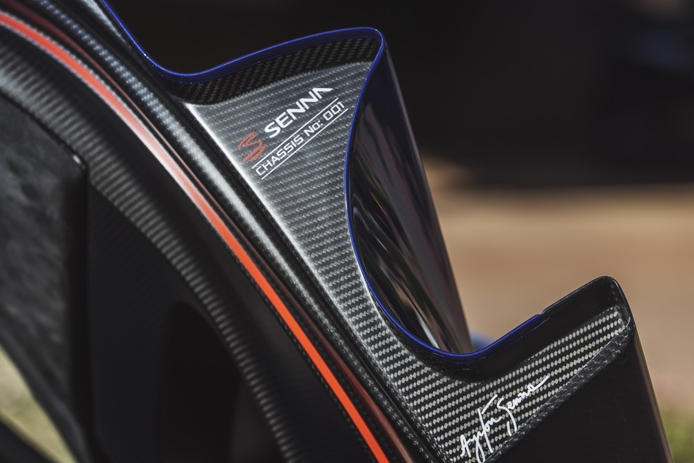 McLaren Senna 001 tem assinatura do piloto brasileiro na porta — Foto: Divulgação