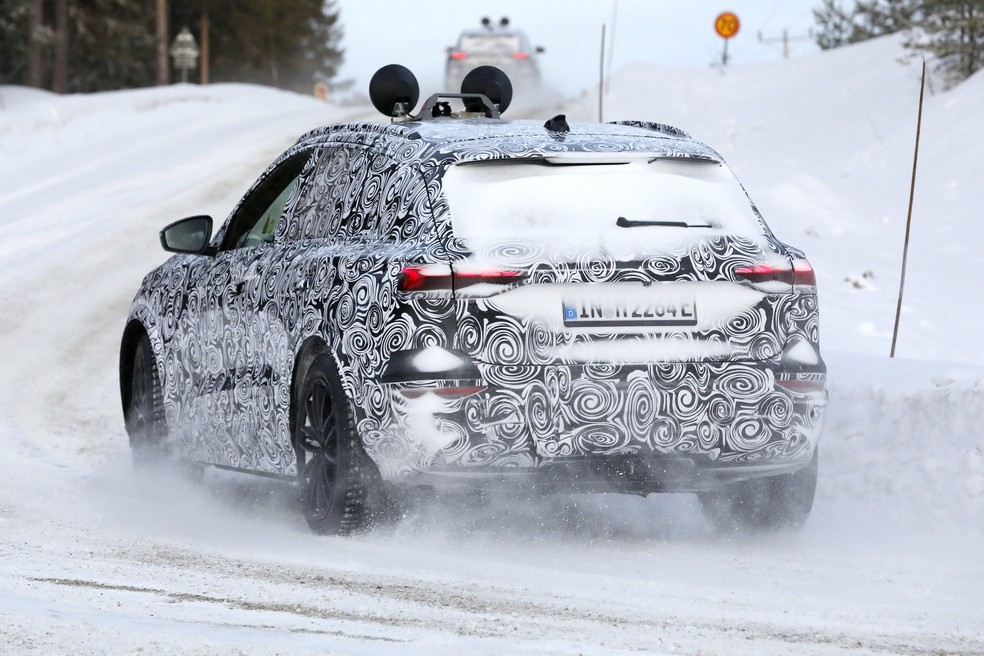 Audi Q6 e-tron terá lanternas similares ao do Q4 e-tron — Foto: Automedia