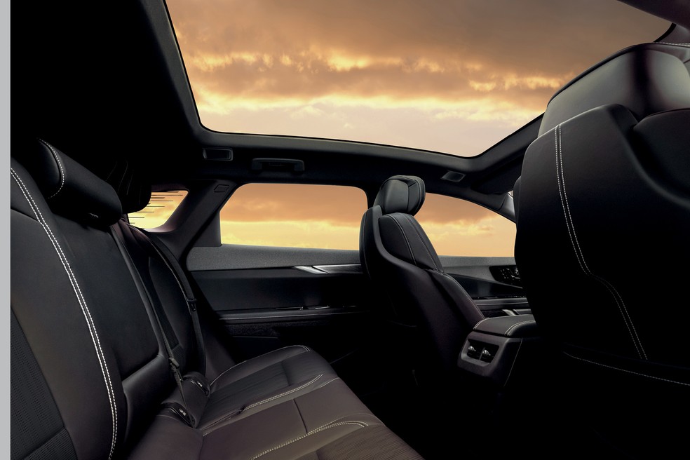 Entre-eixos de 2,95 m e assoalho plano do Cadillac Optiq proporcionam bastante conforto para os passageiros da segunda fileira — Foto: Divulgação