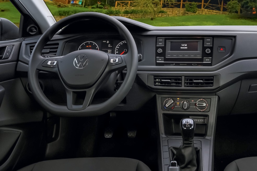 Polo Track exala simplicidade: painel é cheio de plástico duro e volante não tem ajustes; ao menos, é fácil encontrar uma boa posição de dirigir — Foto: Divulgação