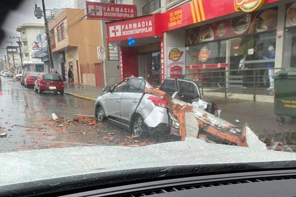 Carro destruído pelo ciclone que atingiu Santa Catarina. Foto retirada do twitter no dia 02/07/2020 (Foto: Reprodução/Twitter) — Foto: Auto Esporte