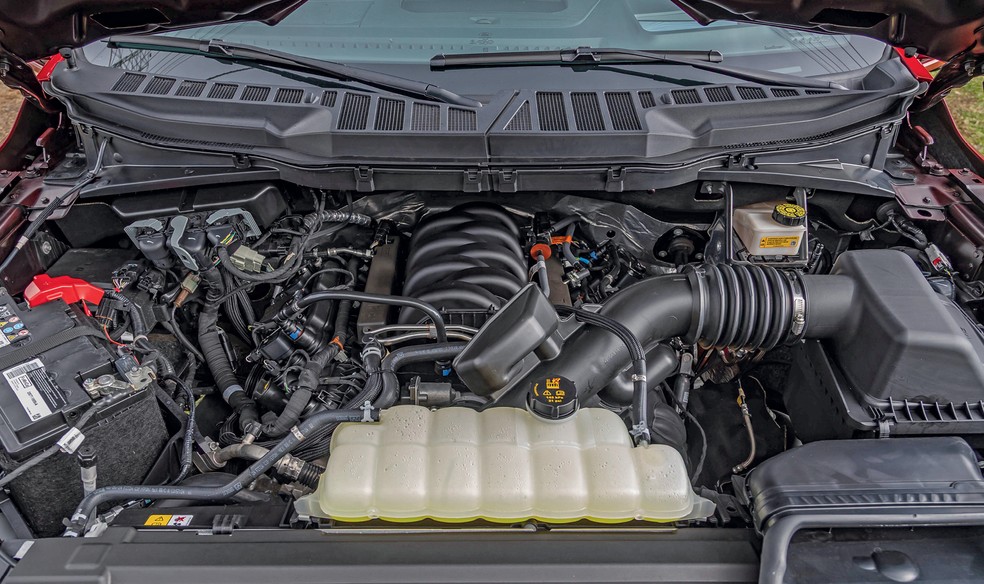 Motor V8 5.0 da Ford F-150 é o mesmo Coyote que equipa o Mustang — Foto: Renato Durães/Auto News Brasil